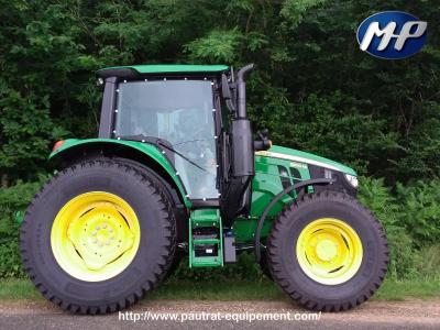 Tracteur JD 6M New 2020 équipé d'un panneau polycarbonate droit anti-abrasion teinté vert.